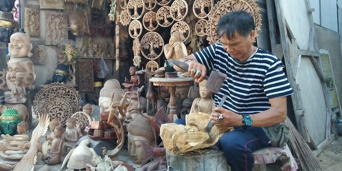 An introduction to wood carving and its history as a Balinese tradition. - Meta Wood