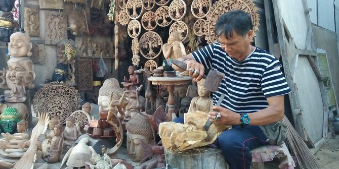 An introduction to wood carving and its history as a Balinese tradition. - Meta Wood 